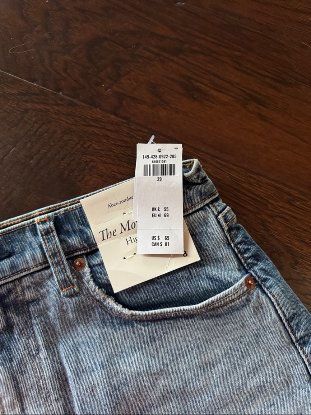 Abercrombie and Fitch The Mom Short High Rise - Picture 5 of 6